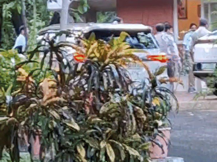 मुख्यमंत्री डॉ. मोहन यादव सोमवार को पूर्व मुख्यमंत्री उमा भारती के निवास पर पहुंचे।