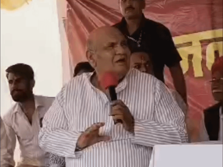 बातचीत के दौरान राजस्व मंत्री ने कलेक्टर की स्थानीय भाषा पर भी चुटकी ली। - Dainik Bhaskar