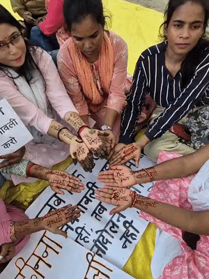 महिला अभ्यर्थियों ने हाथों पर मेहंदी से ‘पुरानी नियमावली बहाल करो’ और ‘पुराने पैटर्न से परीक्षा हो’ जैसे नारे लिखे।