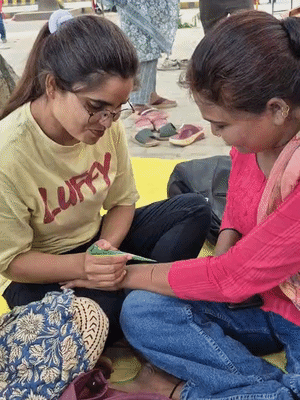 तीज का त्यौहार धरना स्थल पर ही मनाया जा रहा है।