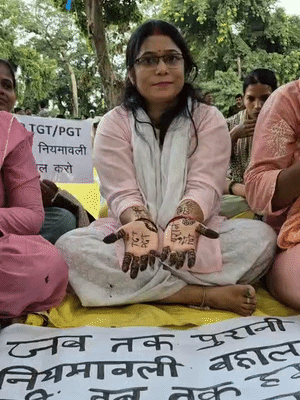 हाथों पर केवल मेहंदी नहीं, बल्कि भर्ती नियमों को लेकर संघर्ष और भविष्य की चिंता भी रची गई है।