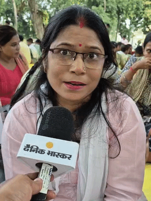 बीना राय अपनी मांगों को लेकर कहा कि तीज के व्रत वाले दिन, जब महिलाओं को घर पर पूजा करनी चाहिए।