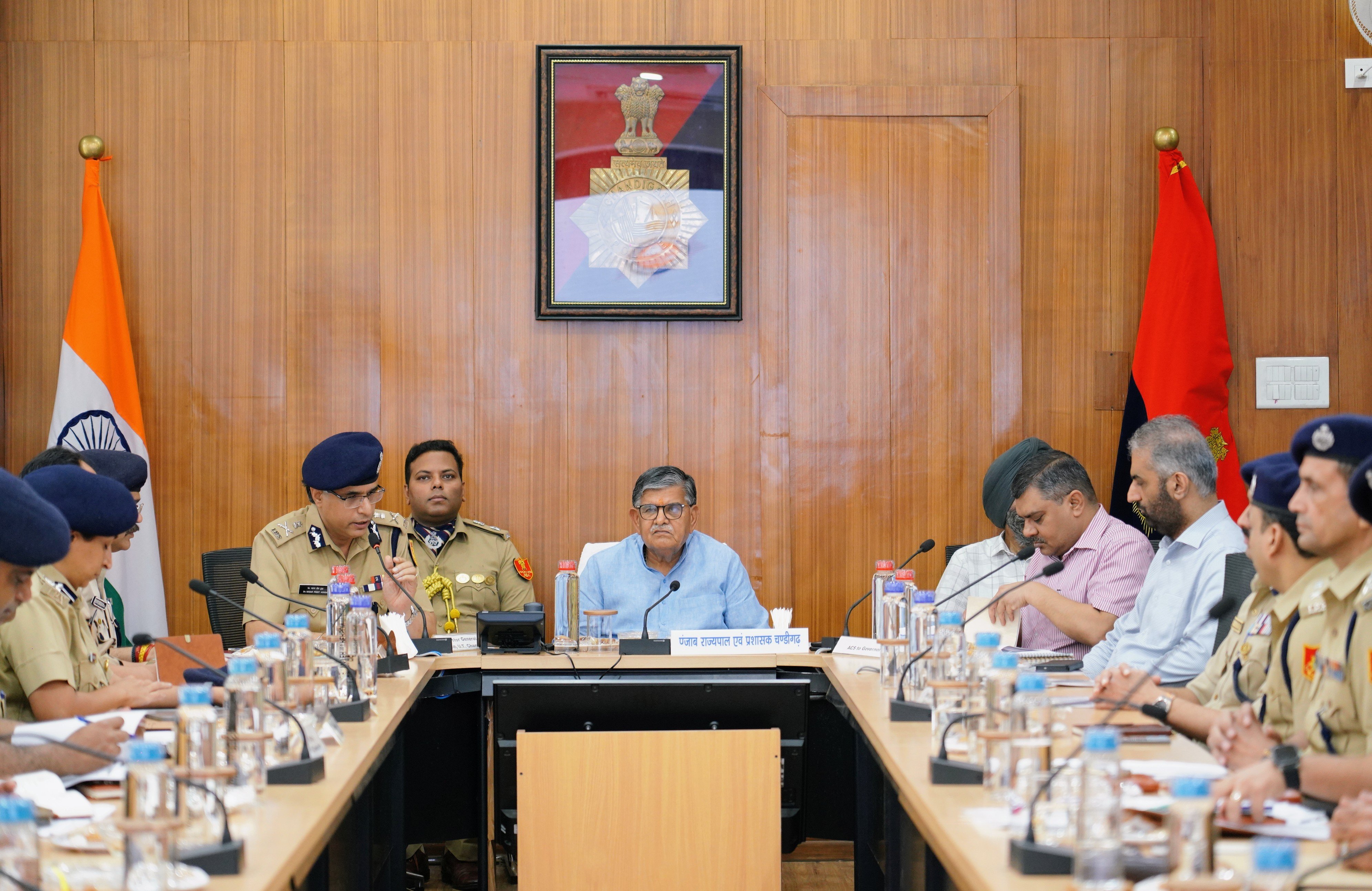 प्रशासक गुलाबचंद कटारिया पुलिस अधिकारियों को निर्देश देते हुए।