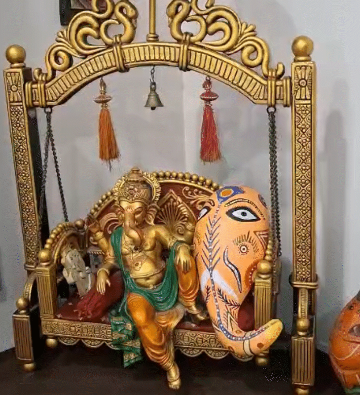 अलग-अलग जगहों और कलाकारों से जुटाई गई गणेश प्रतिमाएं।