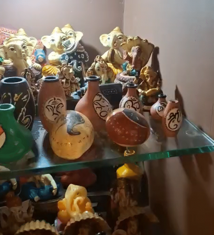 राजकुमार शाह के घर में सहेजी गईं गणेश प्रतिमाएं।