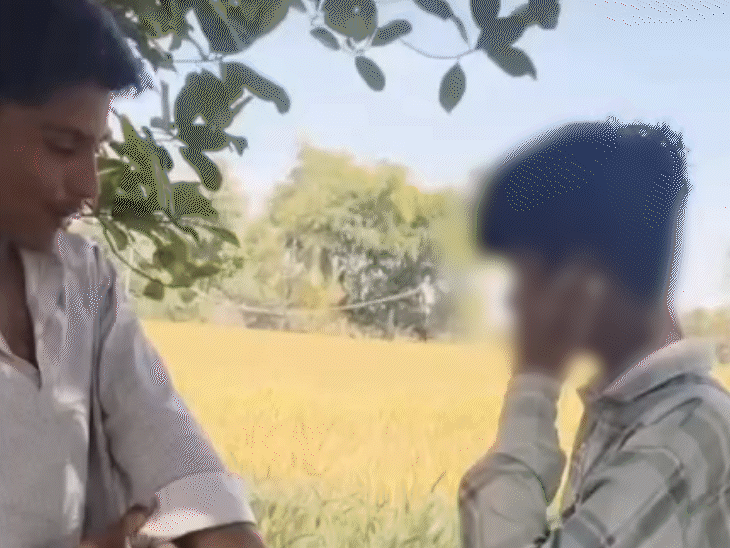 आरोपी के पैरों पर अपना सिर रखते दिखाई दे रहा नाबालिग।