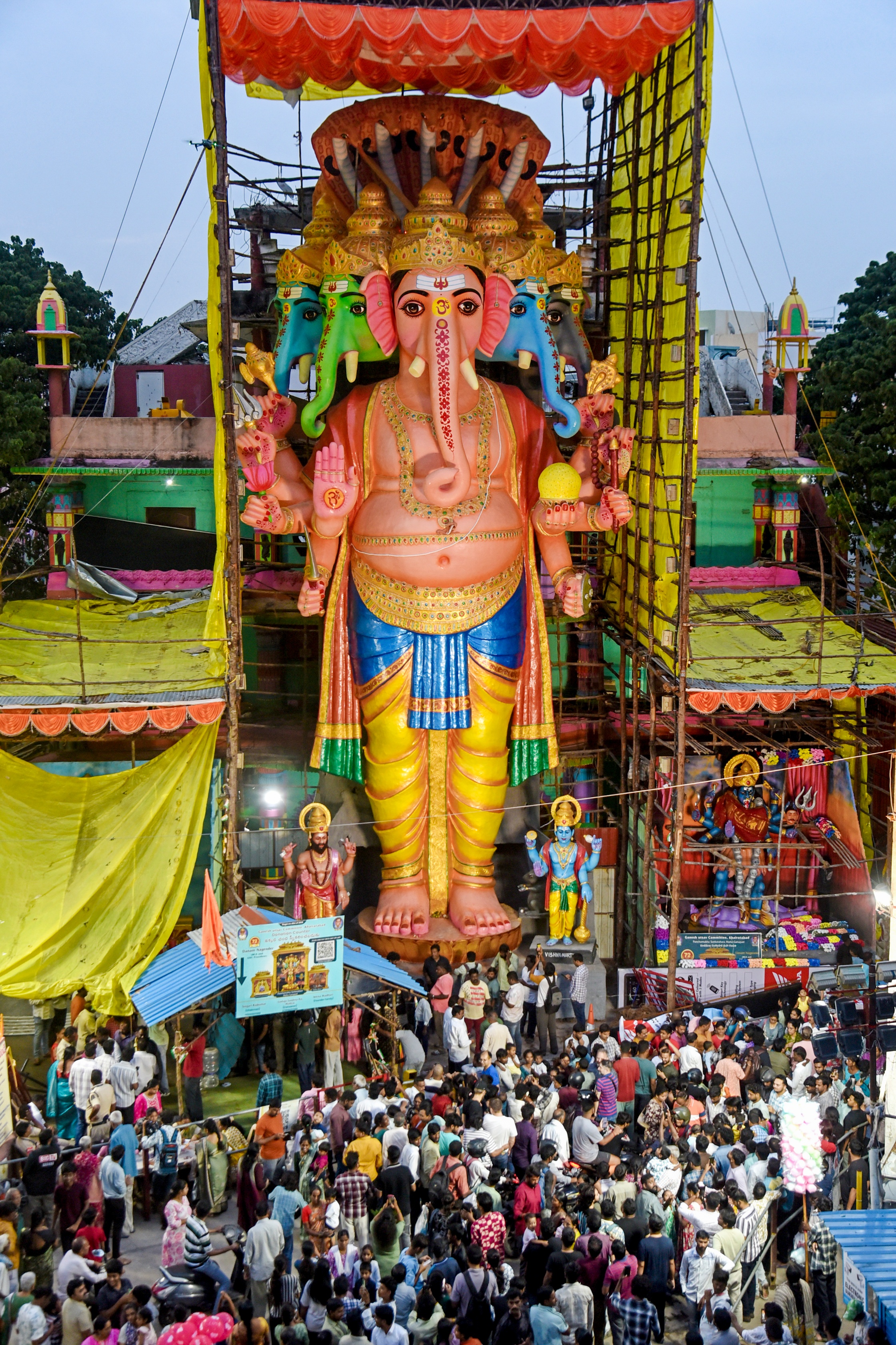 हैदराबाद के खैरताबाद में गणेश जी की 72 फीट ऊंची प्रतिमा लाई गई है।