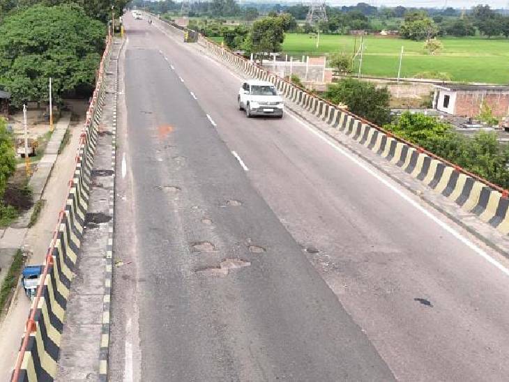 कानपुर-सागर हाईवे पर गड्‌ढों की ली गई ड्रोन से तस्वीर।