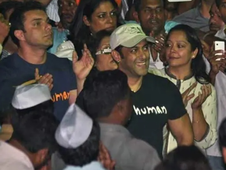 2012 में गणपति विसर्जन के समय ली गई सलमान और सोहेल की तस्वीर।