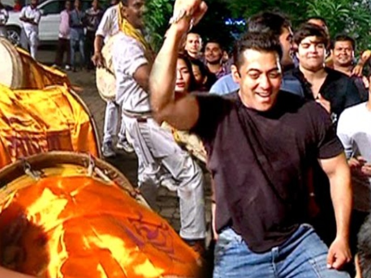 2015 में विसर्जन के समय थिरकते हुए सलमान।