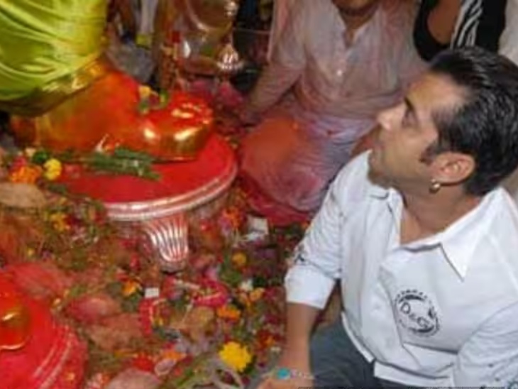 2007 में गणपति बप्पा का आशीर्वाद लेते हुए सलमान खान।