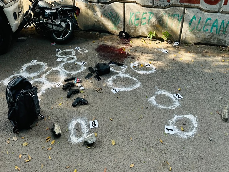 घटनास्थल पर पड़े गैंगस्टरों के हथियार, जिन्हें पुलिस ने कब्जे में ले लिया था।