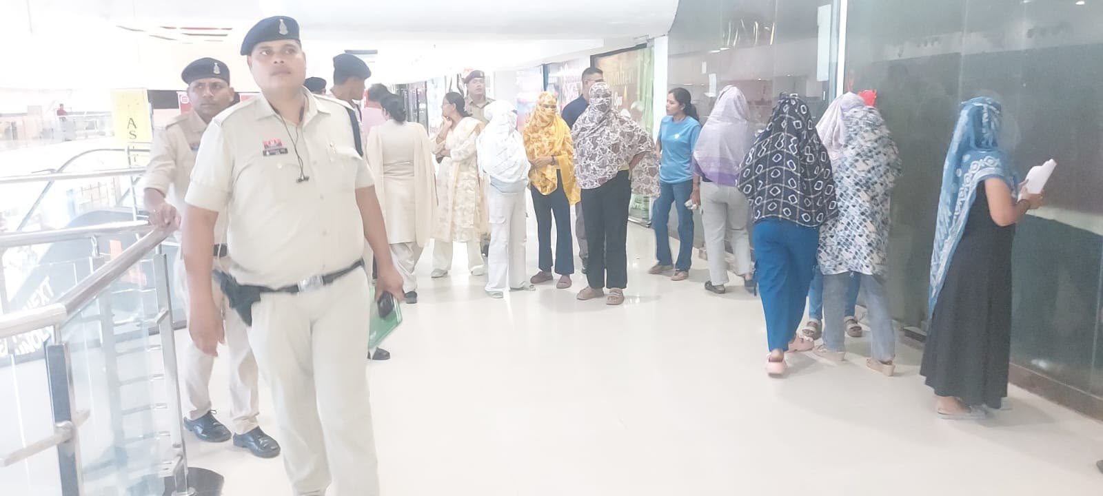 भिलाई के मॉल में पुलिस ने की जांच।