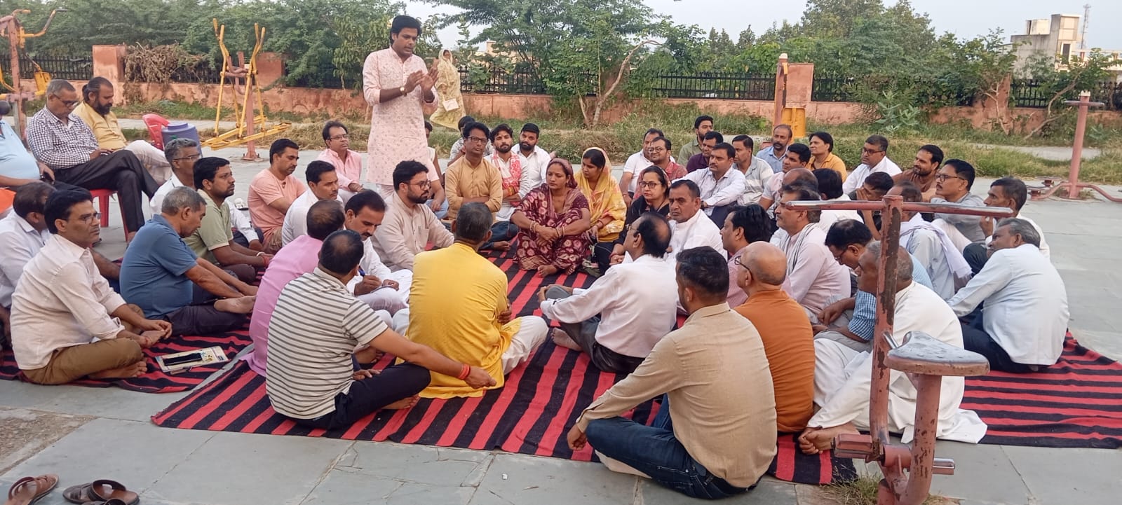 नारनौल में बैठक करते हुए स्वर्ण समाज के लोग।