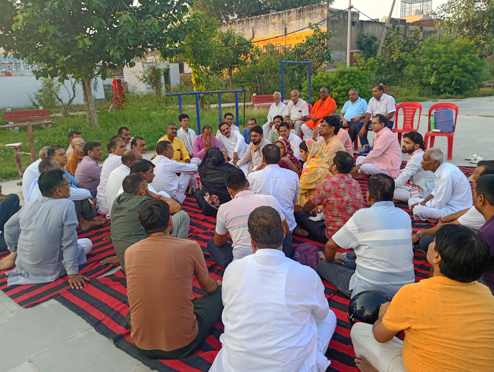 नारनौल के राव बंसी सिंह पार्क में मौजूद स्वर्ण समाज के लोग।