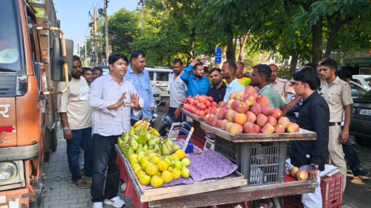 रेहड़ियां मनोहर वेंडिंग जोन में शिफ्ट करने के लिए कहते नगर निगम अधिकारी।