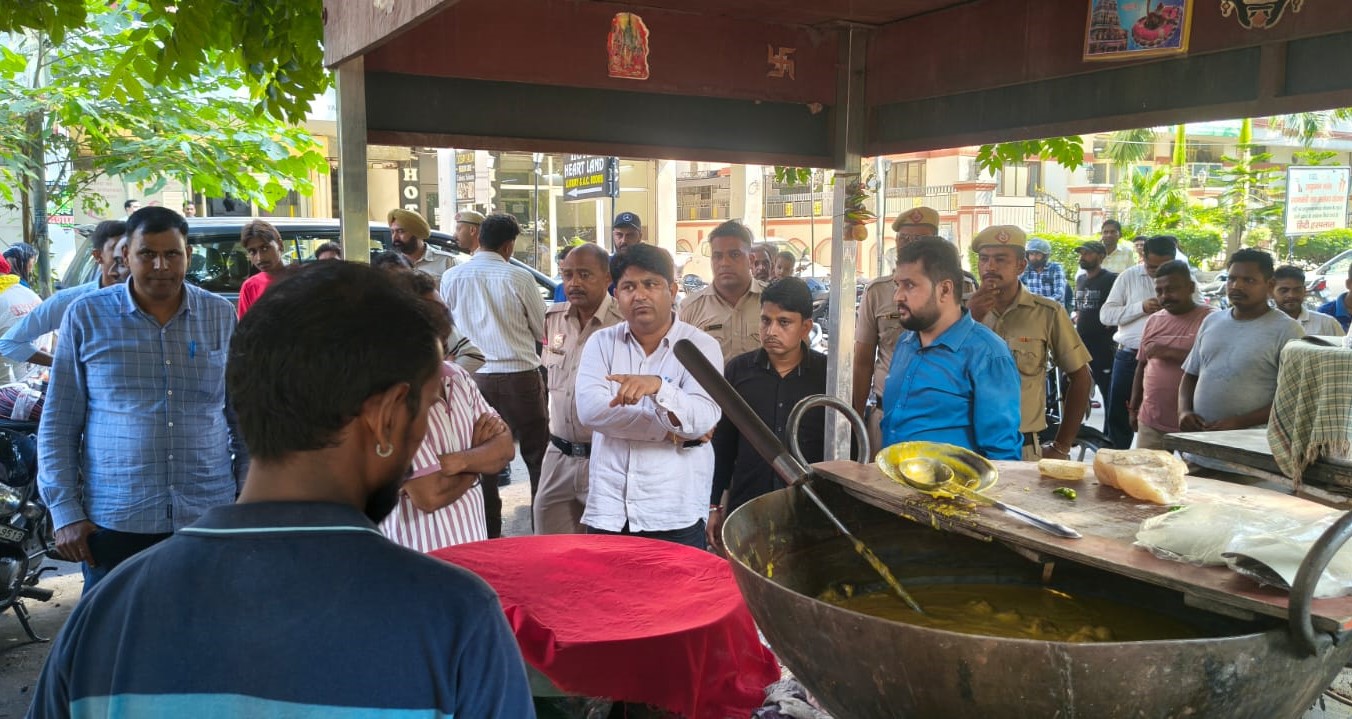 जगाधरी रोड से रेहड़ियां मनोहर वेंडिंग जोन में शिफ्ट करने के रेहड़ी संचालकों को निर्देश देते सीएसआई अमित।