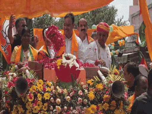 पहली बार पार्षदों को जिताने के लिए मुख्यमंत्री खुद चुनाव मैदान में उतरे। रोड शो किए।