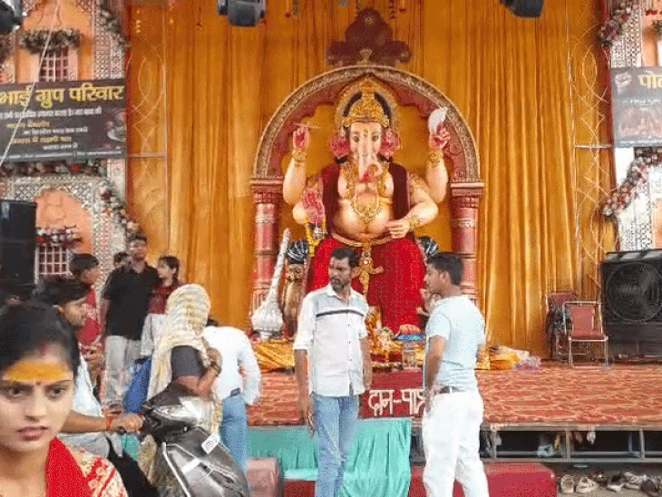 कमला नगर-बल्केश्वर में गणेश चौक स्थित पंडाल में 25 फीट ऊंचे, 6.7 टन वजनी गणपति विराजमान किए गए