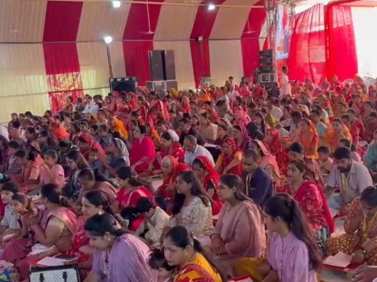 श्रीश्याम बाबा की महिमा के भजनों पर श्रद्धालु भक्तिभाव में झूमते नजर आए।