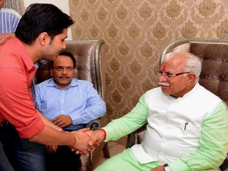 पूर्व सीएम मनोहर लाल खट्‌टर से हाथ मिलाते हुए आरोपी का बेटा मुकेश।