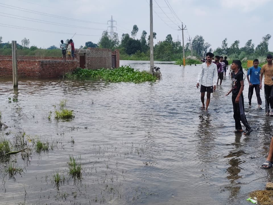 बाढ़ प्रभावित इलाकों में कीचड़-दुर्गंध से परेशानी जारी।