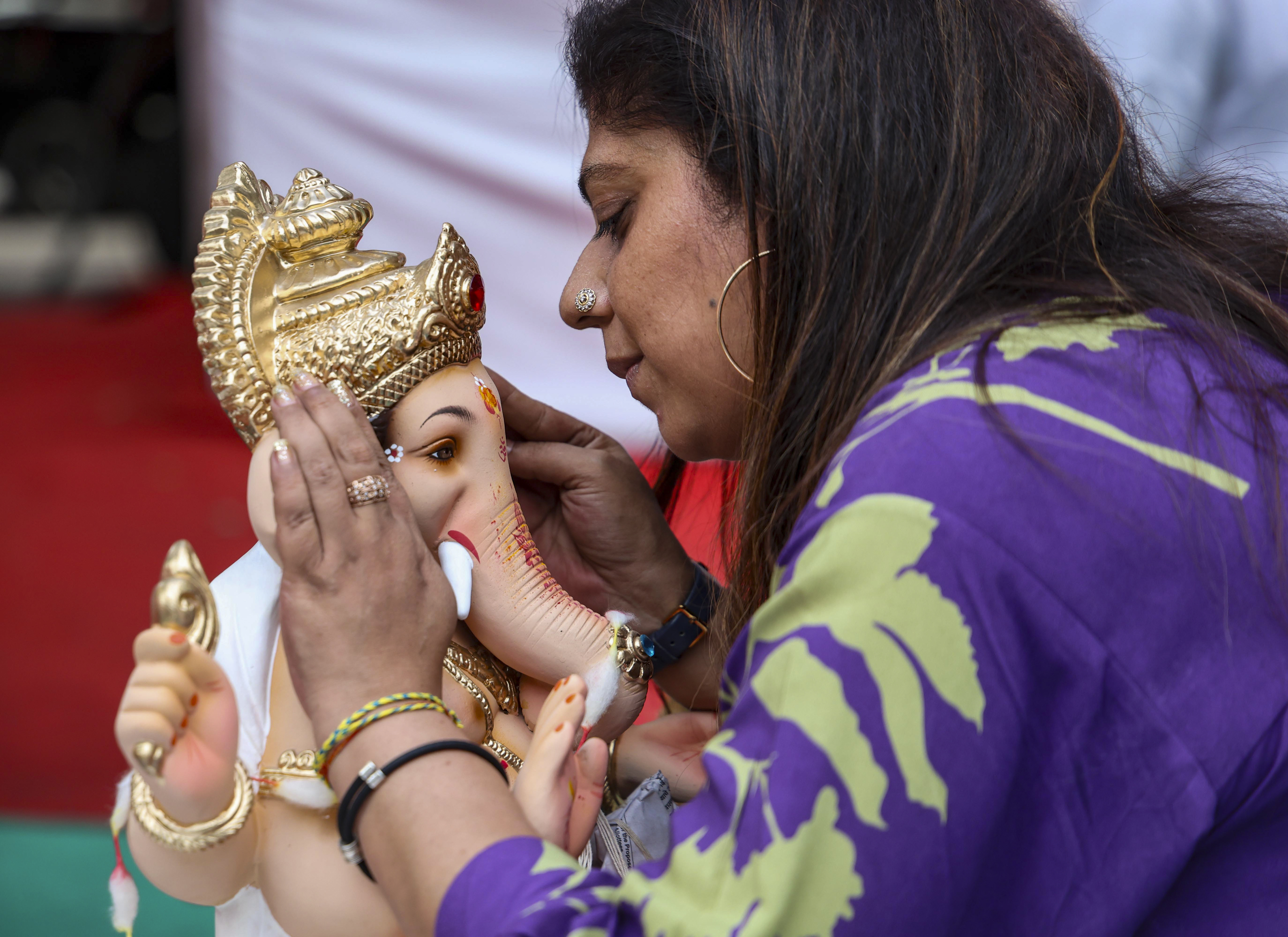 मुंबई में विसर्जन से पहले भगवान के कान में महिला ने अपनी इच्छा बोली।