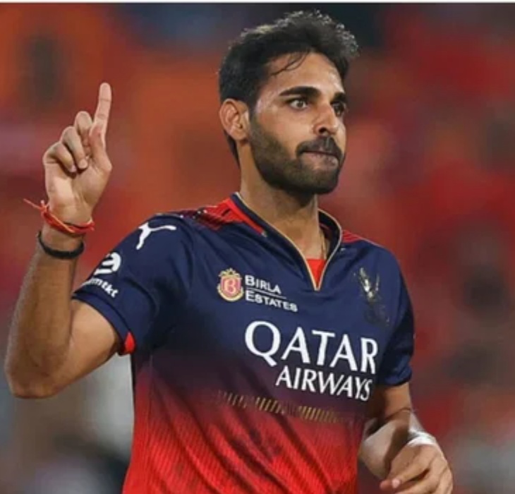 भुवनेश्वर IPL में रॉयल चैलेंजर्स बैंगलुरु के लिए खेलते हैं। उन्होंने टीम को पिछले 2 टाइटल जीतने में मदद की।
