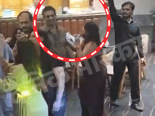 यह तस्वीर हत्या वाले दिन की है। पुलिस के मुताबिक, जिस वक्त कारोबारी की हत्या हुई, उस वक्त शालू और उसका पति सुब्रत पार्टी में डांस कर रहे थे।
