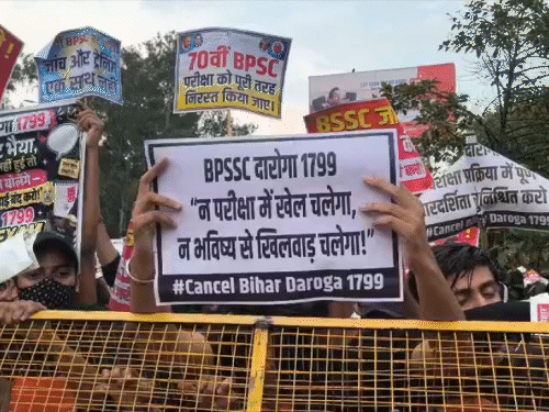 छात्र हाथ में बैनर लेकर पहुंचे हैं।