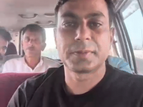 सफेद शर्ट में आरोपी शबीर अहमद।