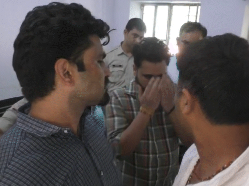 Gurugram Crime Branch arrested Kalyan Bainsla, accused of hitting the victim, and brought him to Dausa Sadar police station he kept covering his face during this