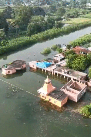 रामदीरी का इलाका बाढ़ के पानी से घिरा है।