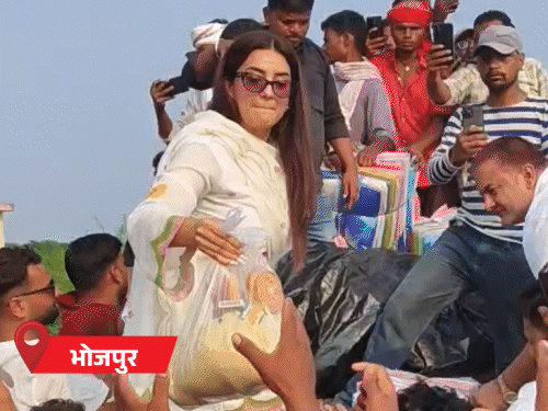 भरत तिवारी के गांव बाढ़ पीड़ितों के बीच पहुंचीं अक्षरा; सरकार ने भेजे 7-7 हजार रुपए|पटना,Patna - Dainik Bhaskar