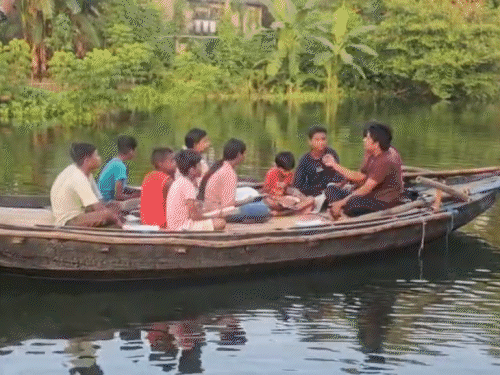 कटिहार में बाढ़ के पानी में स्कूल डूबे हैं। गांव के टीचर नाव पर ही बच्चों को पढ़ा रहे हैं।