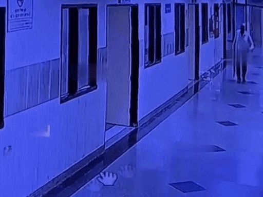 सतिंद्र के भागने के बाद वॉशरूम साइड से अकेले वापस लौटते पुलिस गार्द।