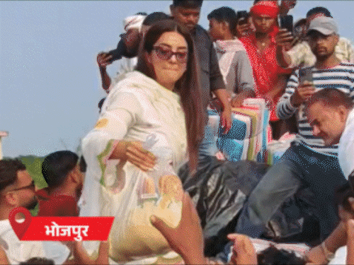 कटिहार में नाव पर पढ़ रहे बच्चे, बिहार के 15 जिलों के 88 प्रखंडों में बाढ़|पटना,Patna - Dainik Bhaskar