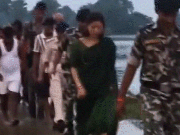 पानी के बीच से बाढ़ पीड़ितों तक पहुंचीं जहानाबाद की डीएम।