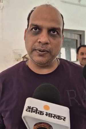 यह ज्वेलर अमित कुमार हैं, जिनका कहना है कि पप्पू को 8 साल पहले नौकरी पर रखा था। डेढ़ साल पहले उसे निकाल दिया था। उसे 10 हजार रुपए सैलरी देता था।