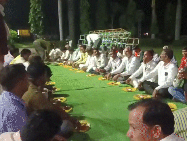 ईंटखेड़ी में किसानों ने डेरा डाला। इसके बाद एडीएम प्रकाश नायक पहुंचे। जिन्हें ज्ञापन सौंपा गया। - Dainik Bhaskar