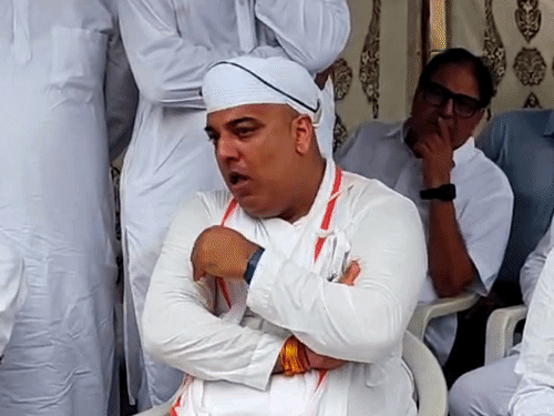 भावुक हुए लक्ष्यराज काफी देर तक शांत बैठे रहे। पिछले साल मार्च में उनके पिता अरविंद सिंह मेवाड़ का भी निधन हो गया था।
