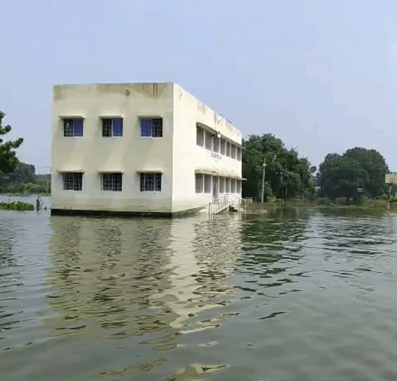 बाढ़ के पानी से घिरा स्कूल का भवन।