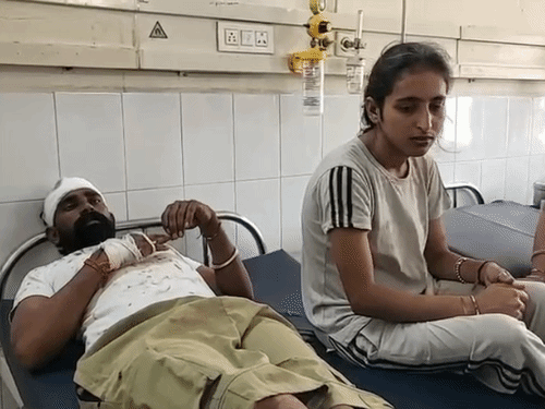 मुक्तसर के लंबी अस्पताल में अपने पति के सतनाम सिंह के साथ अमनप्रीत कौर। - Dainik Bhaskar
