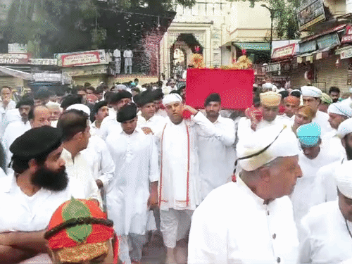 पूर्व राजपरिवार की सदस्य के अंतिम दर्शन के लिए सुबह से लोग सिटी पैलेस के बाहर जमा हैं। उन्हें अंतिम श्रद्धांजलि देने के लिए फूल भी बरसाए जा रहे हैं।