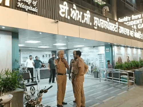 घटना की सूचना मिलने के बाद पुलिस अस्पताल पहुंची।