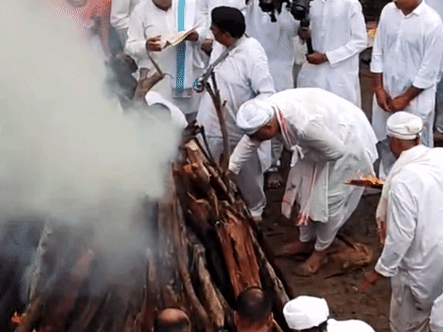 लक्ष्यराज मेवाड़ ने मां विजयराज कुमारी के अंतिम संस्कार की विधियां निभाई।