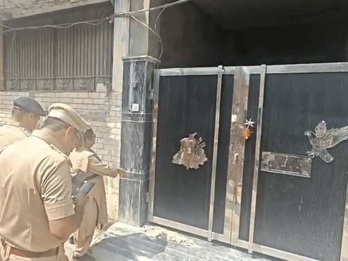 जालंधर पुलिस ने घर की घंटी बजाई, जिसके बाद वह बाहर निकला।