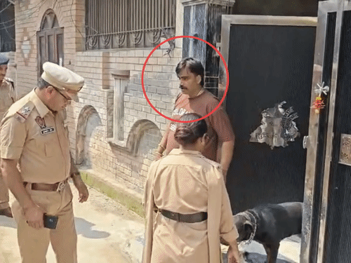 घर से बाहर निकलते ही उसने पुलिस अफसर के पैर छुए।