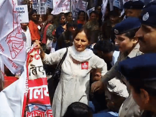 छोटा शिमला सचिवालय के बाहर प्रदर्शन करती महिलाएं।