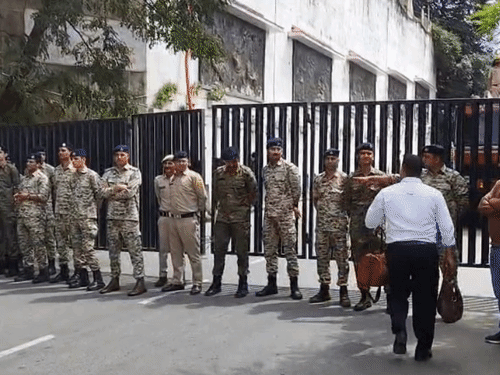 छोटा शिमला सचिवालय की ओर प्रदर्शनकारियों को रोकने के लिए सर्कुलर रोड पर पुलिस ने गेट बंद किया।